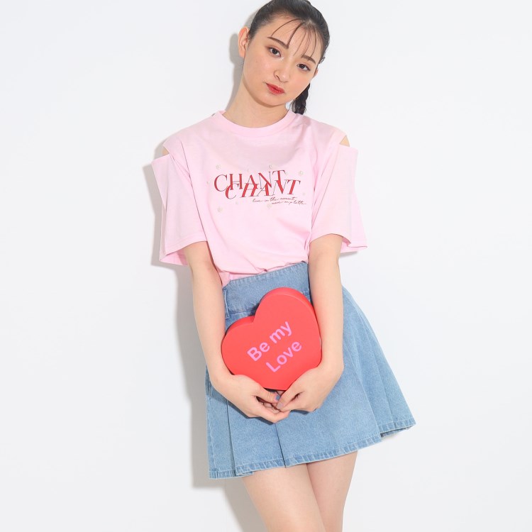 ピンク ラテ(PINK-latte)のフェイクパール付きロゴTシャツ Ｔシャツ