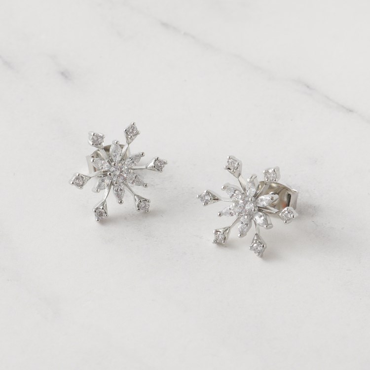 クチュールブローチ(Couture Brooch)の雪の結晶モチーフピアス