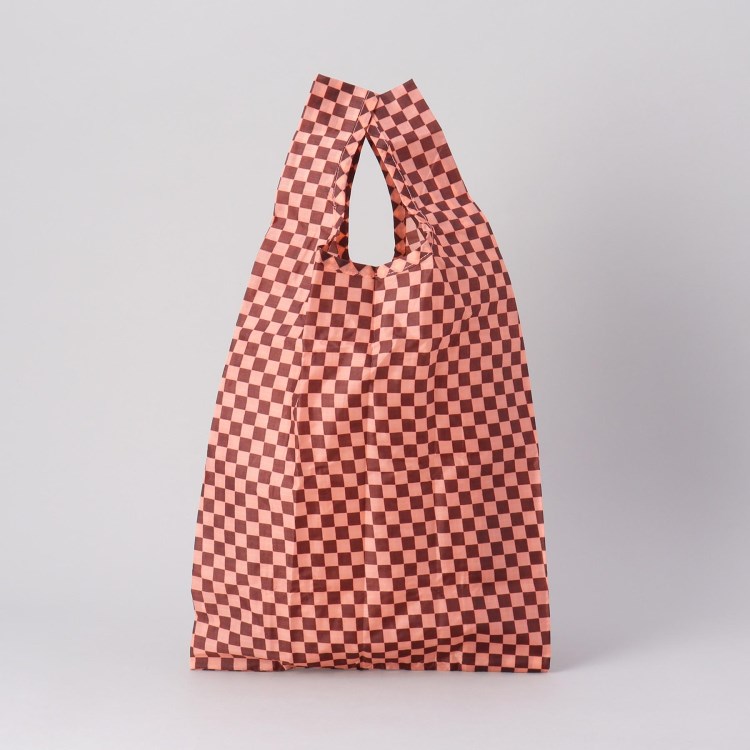 トゥーワントゥーキッチンストア(212 KITCHEN STORE)のBABY BAGGU ピンクブラウンチェッカー ＜BAGGU バグゥ＞ ショッピングバッグ