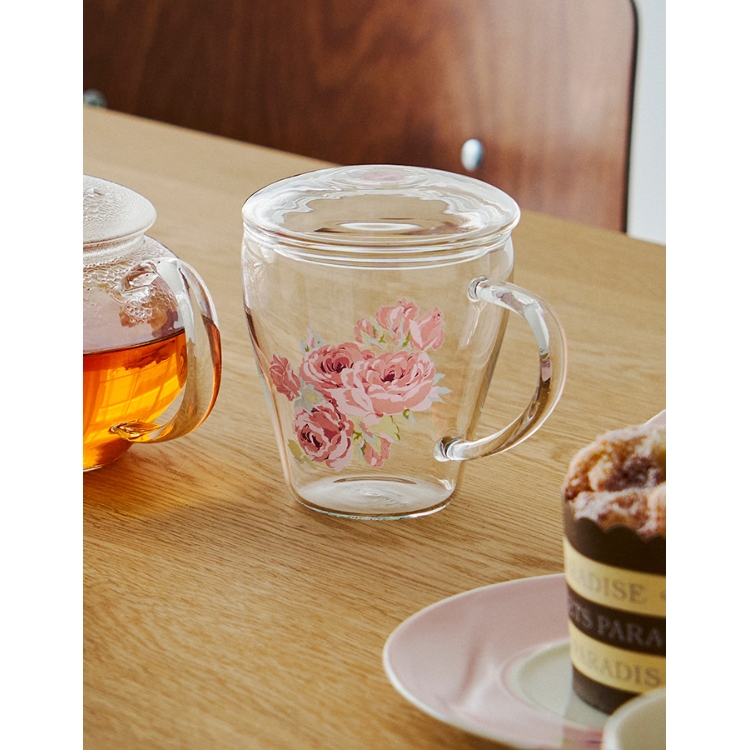 ローラアシュレイホーム(LAURA ASHLEY HOME)のクチュール ローズ柄 耐熱ガラス蓋つきマグ（茶漉し付き） コーヒー･ティーグッズ