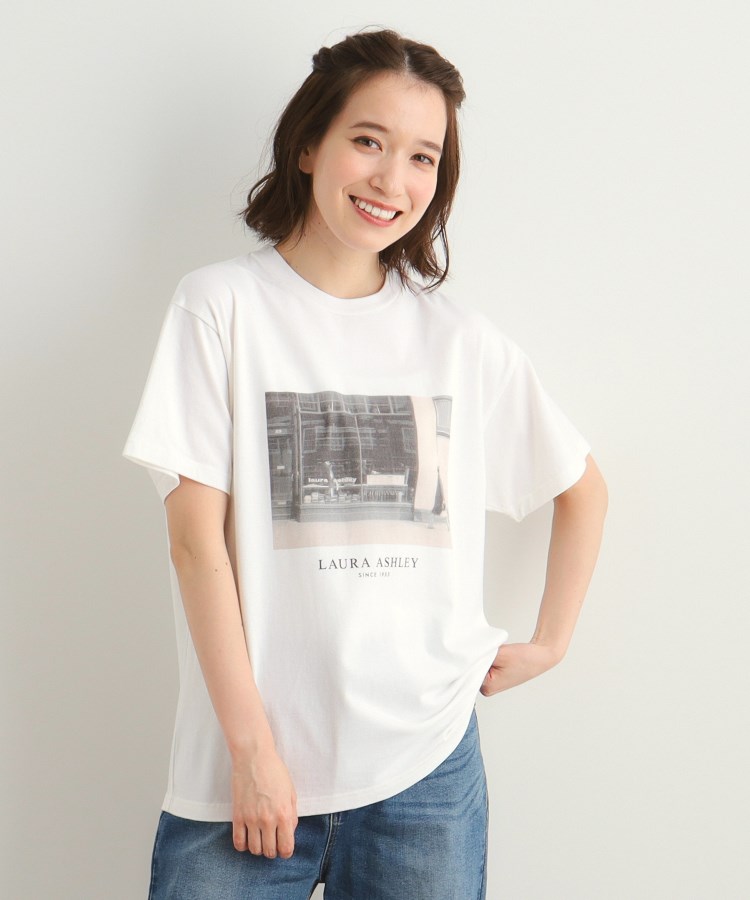 ローラアシュレイホーム(LAURA ASHLEY HOME)の【大人気！日本製/Laura Ashley ヒストリーフォト】 第一号店 フォトTシャツ オフホワイト(003)