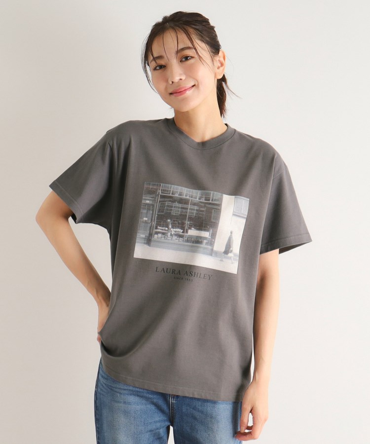 ローラアシュレイホーム(LAURA ASHLEY HOME)の【大人気！日本製/Laura Ashley ヒストリーフォト】 第一号店 フォトTシャツ チャコールグレー(013)